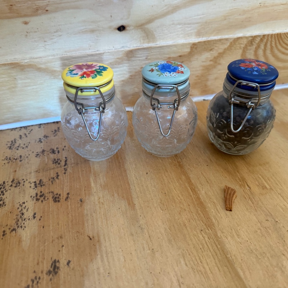 Pioneer woman mini Glass Jars Set & dog shakers - Picture 2 of 5